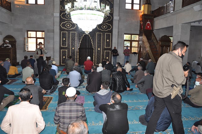 kars’ta-kurban-bayrami-namazi-kilindi-(5).jpg