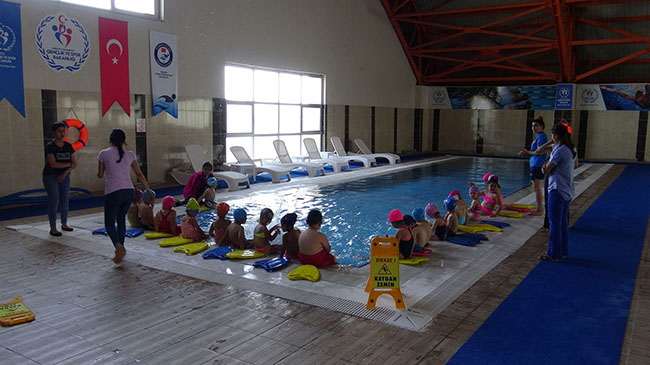 kars’ta-minik-ogrenciler-havuzla-tanisti-(1).jpg
