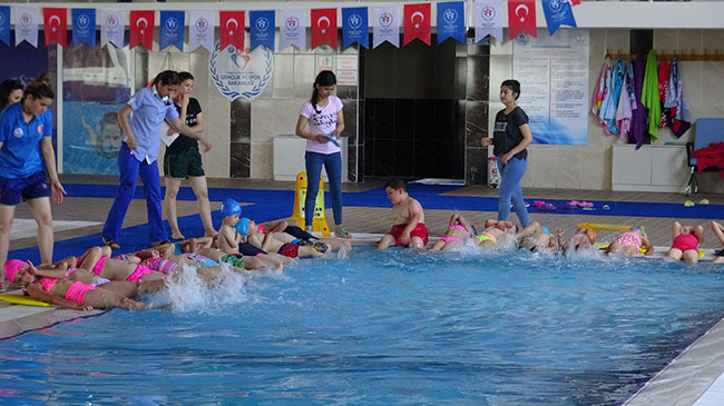 kars’ta-minik-ogrenciler-havuzla-tanisti-(2).jpg