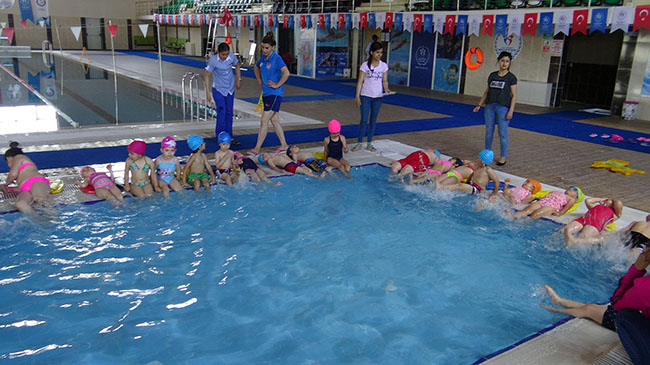 kars’ta-minik-ogrenciler-havuzla-tanisti-(3).jpg