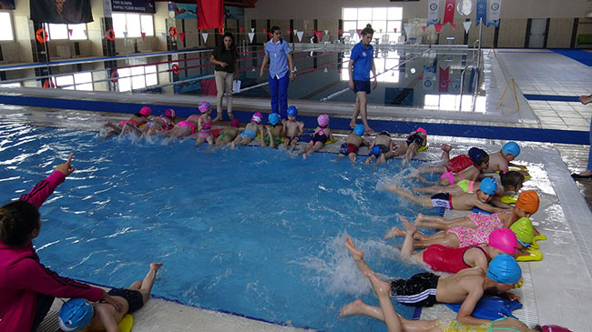 kars’ta-minik-ogrenciler-havuzla-tanisti-(4).jpg