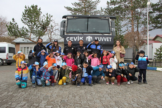 kars’ta-minik-ogrencilerden-polislere-ziyaret-(1).jpg