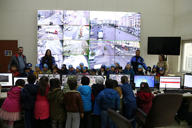 kars’ta-minik-ogrencilerden-polislere-ziyaret-(2).jpg