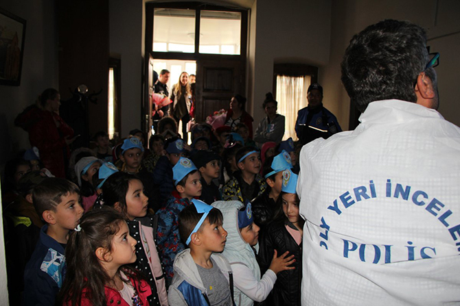 kars’ta-minik-ogrencilerden-polislere-ziyaret-(3).jpg