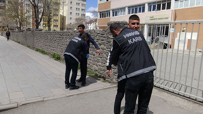 kars’ta-narkotimler-okul-onlerinde-kus-ucurtmuyor--(2).jpg