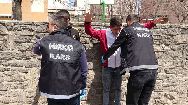 kars’ta-narkotimler-okul-onlerinde-kus-ucurtmuyor--(3).jpg