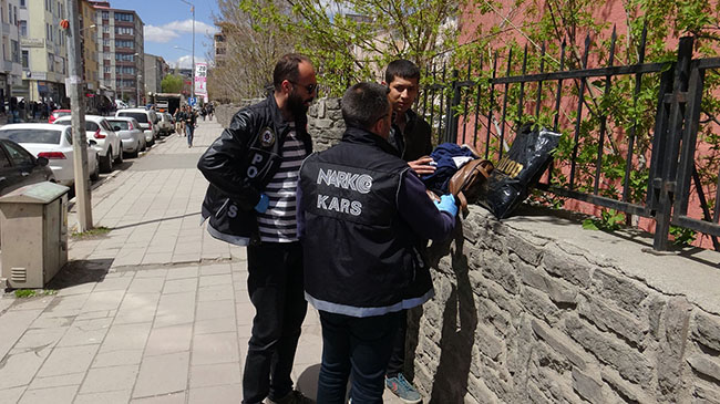 kars’ta-narkotimler-okul-onlerinde-kus-ucurtmuyor--(4).jpg