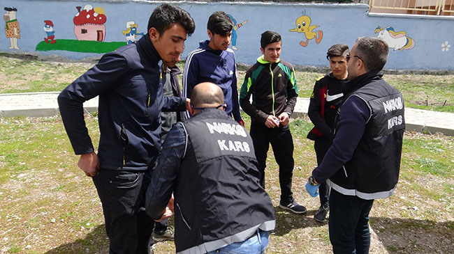 kars’ta-narkotimler-okul-onlerinde-kus-ucurtmuyor--(5).jpg