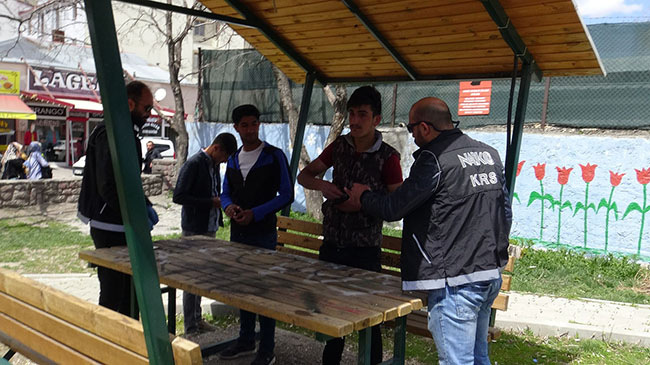 kars’ta-narkotimler-okul-onlerinde-kus-ucurtmuyor--(6).jpg