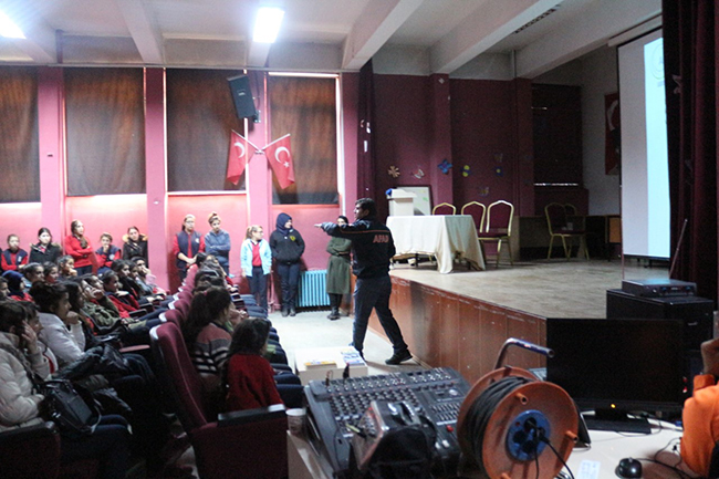 kars’ta-ogrencilere-afet-bilinci-egitimi-verildi-(2).jpg
