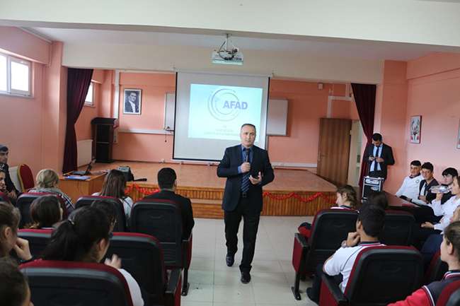 kars’ta-ogrencilere-afet-bilinci-egitimi-verildi-(3).jpg