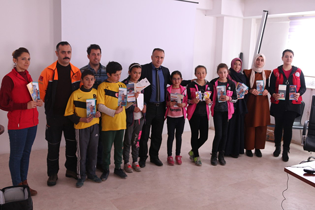 kars’ta-ogrencilere-afet-bilinci-egitimi-verildi-(6).jpg