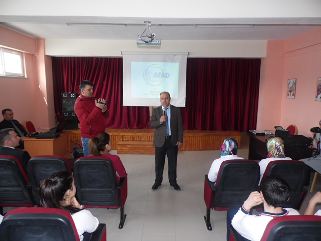 kars’ta-ogrencilere-deprem-bilgilendirme-egitimi-verildi-(4).jpg