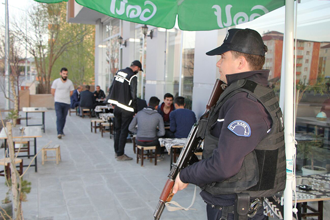 kars’ta-polis,-okul-cevrelerinde-uygulama-yapti-(2).jpg