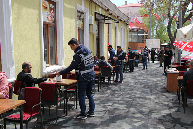 kars’ta-polis,-okul-cevrelerinde-uygulama-yapti-(4).jpg