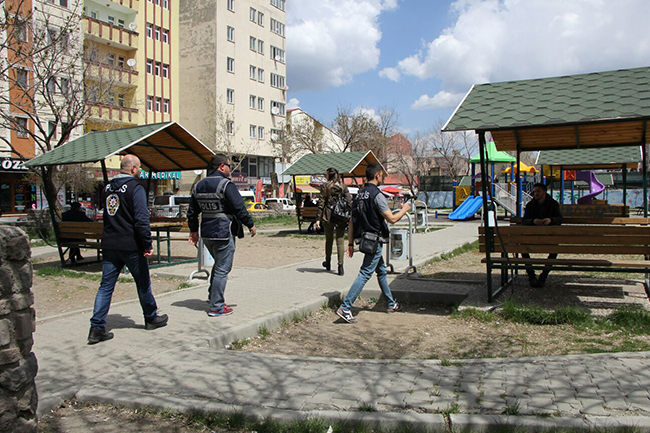 kars’ta-polis,-okul-cevrelerinde-uygulama-yapti-(7).jpg