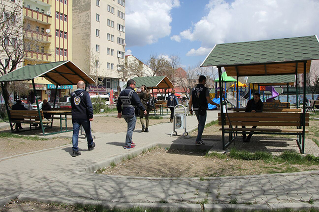 kars’ta-polis,-okul-cevrelerinde-uygulama-yapti-(8).jpg