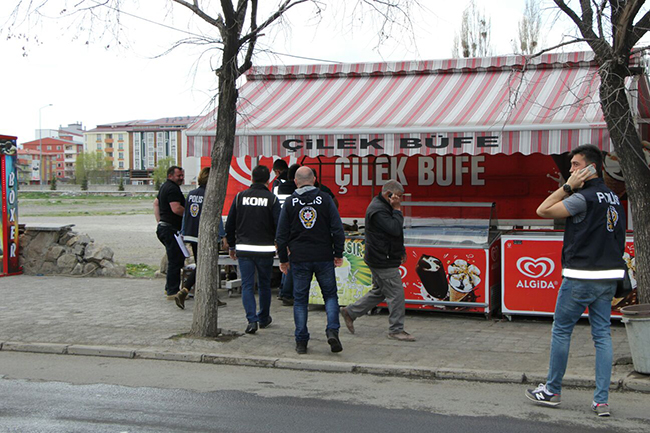 kars’ta-polis,-okul-cevrelerinde-uygulama-yapti-(9).jpg