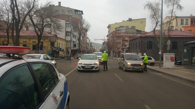 kars’ta-polis-ekiplerinden-‘sokaga-cikma-yasagi’-denetimi-(4).jpg