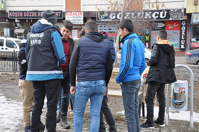 kars’ta-polis-okul-onlerinde-kus-ucurtmuyor-(1).jpg