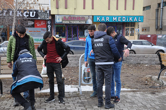 kars’ta-polis-okul-onlerinde-kus-ucurtmuyor-(2).jpg