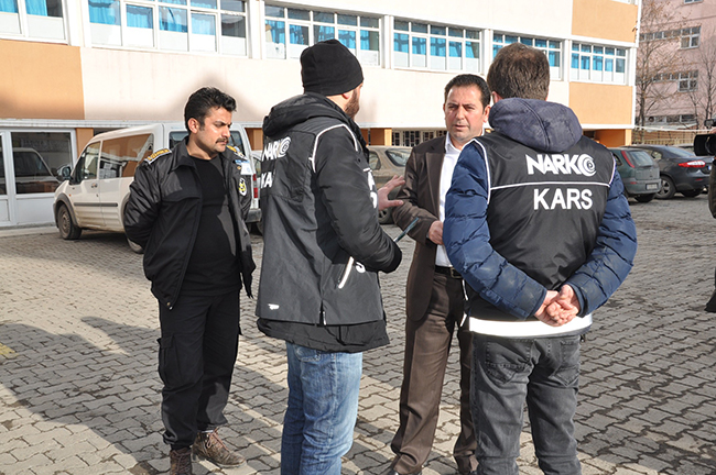 kars’ta-polis-okul-onlerinde-kus-ucurtmuyor-(3).jpg