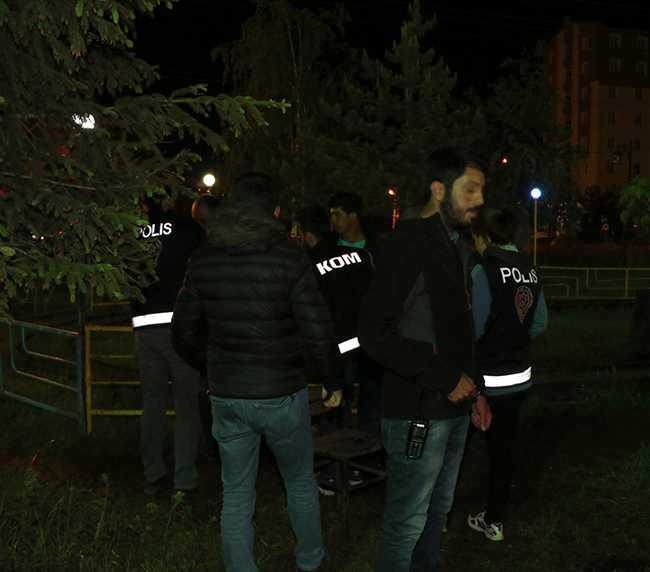 kars’ta-polis-parklarda-denetim-yapti-(3).jpg