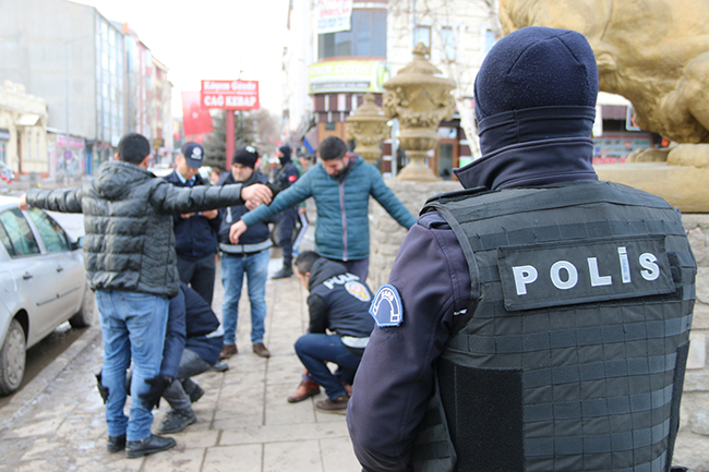 kars’ta-polis-parklari-denetledi-(2).jpg