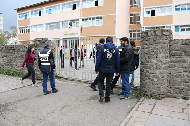 kars’ta-polis-uygulamalarina-devam-ediyor-(1).jpg