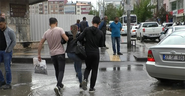 kars’ta-saganak-yagmur-15-dakikada-caddeleri-gole-dondurdu-(5).jpg