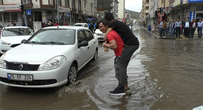 kars’ta-saganak-yagmur-15-dakikada-caddeleri-gole-dondurdu-(6).jpg