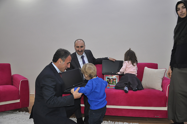 kars’ta-sehit-cocuklarina-bilgisayar-hediye-edildi!-(5).jpg