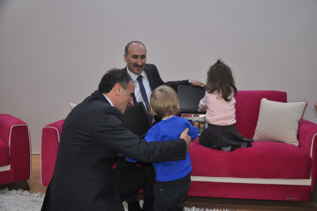 kars’ta-sehit-cocuklarina-bilgisayar-hediye-edildi!-(6).jpg