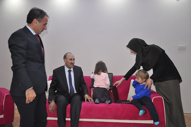 kars’ta-sehit-cocuklarina-bilgisayar-hediye-edildi!-(8).jpg