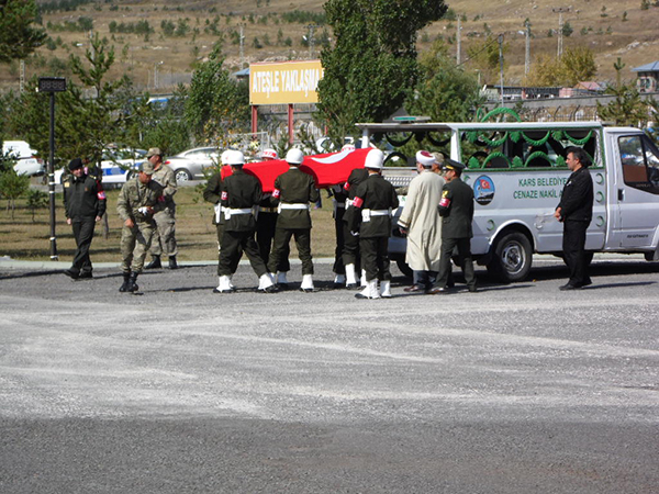 kars’ta-sehit-uzman-cavusa-son-vazife!-(11).jpg