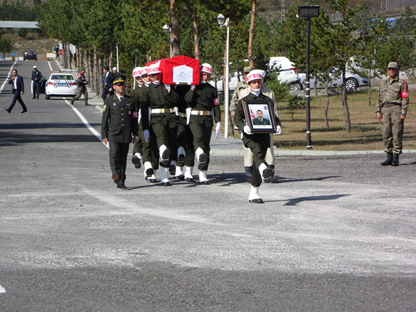 kars’ta-sehit-uzman-cavusa-son-vazife!-(13).jpg