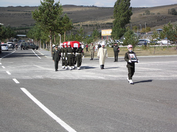 kars’ta-sehit-uzman-cavusa-son-vazife!-(14).jpg