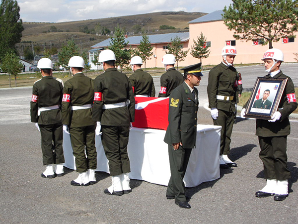 kars’ta-sehit-uzman-cavusa-son-vazife!-(15).jpg