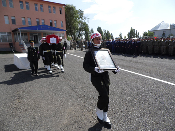 kars’ta-sehit-uzman-cavusa-son-vazife!-(19).jpg
