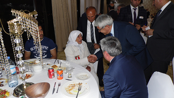 kars’ta-sehit-ve-gazi-aileleri-icin-iftar!-(11).jpg
