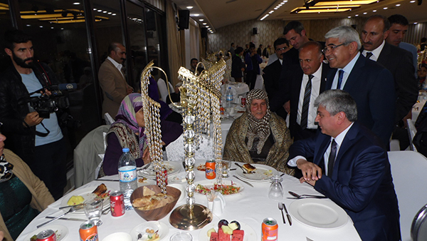 kars’ta-sehit-ve-gazi-aileleri-icin-iftar!-(14).jpg