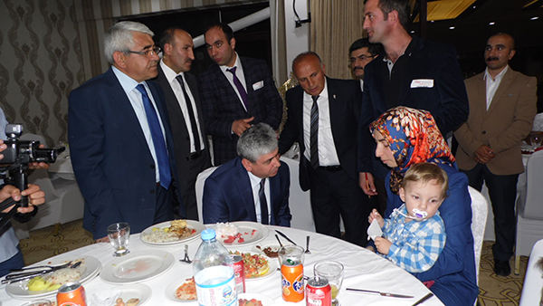 kars’ta-sehit-ve-gazi-aileleri-icin-iftar!-(15).jpg