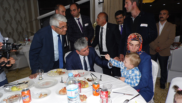 kars’ta-sehit-ve-gazi-aileleri-icin-iftar!-(16).jpg