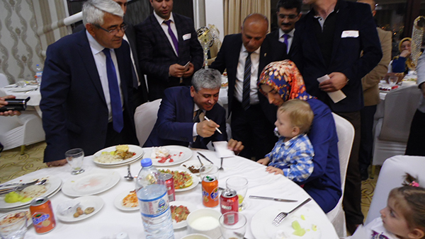 kars’ta-sehit-ve-gazi-aileleri-icin-iftar!-(17).jpg