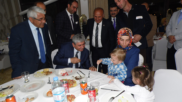 kars’ta-sehit-ve-gazi-aileleri-icin-iftar!-(18).jpg