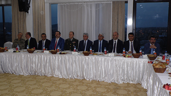 kars’ta-sehit-ve-gazi-aileleri-icin-iftar!-(2).jpg