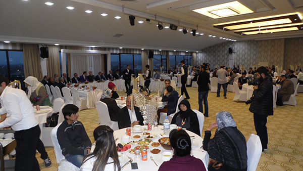 kars’ta-sehit-ve-gazi-aileleri-icin-iftar!-(3).jpg