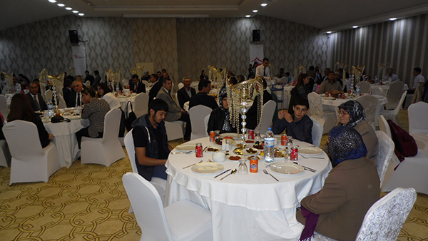 kars’ta-sehit-ve-gazi-aileleri-icin-iftar!-(4).jpg