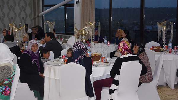 kars’ta-sehit-ve-gazi-aileleri-icin-iftar!-(5).jpg