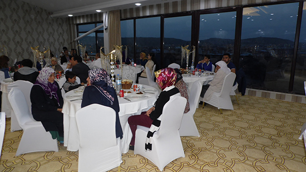 kars’ta-sehit-ve-gazi-aileleri-icin-iftar!-(6).jpg